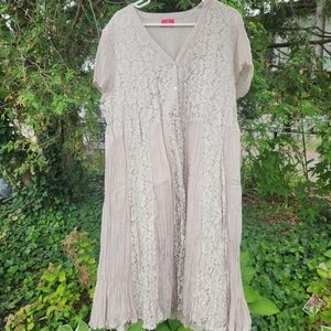 Chic Pink and Gold Tiered Midi Sundress with Flutter Sleeves